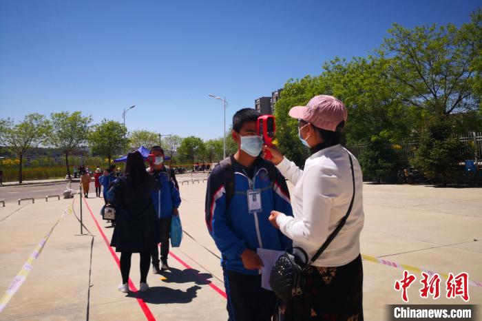 彭阳县第四中学初二学生报道，5月12日正式复课。　王玲凤 摄