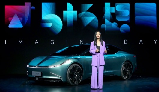 威马纯电概念车Maven亮相：透明中控屏 L4级自动驾驶