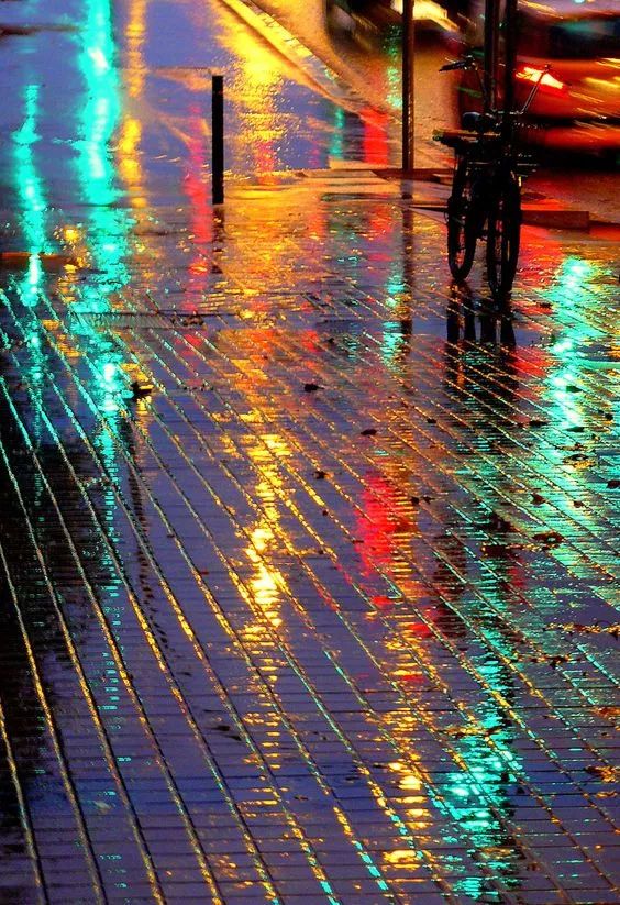 雨天路面74下过雨的夜晚街道,潮湿的地面,周围广告牌led灯和路灯都