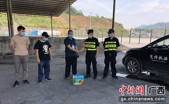 民警将蜂猴移交凭祥市野生动物保护站工作人员。