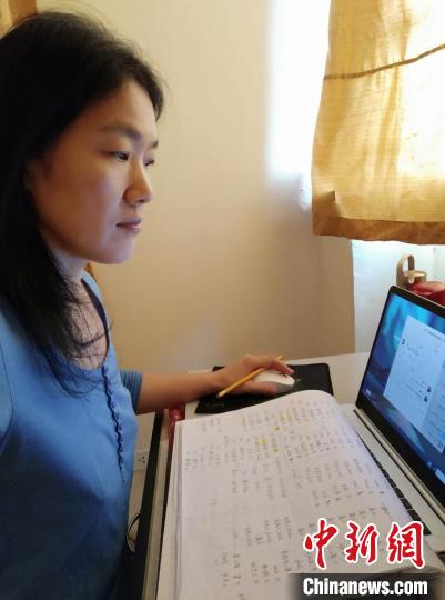 郭红花正在核对捐赠物资。 受访者供图 摄