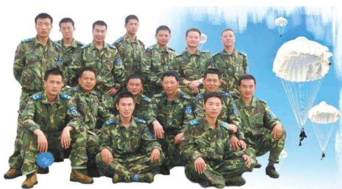 ▲图为“空降十五勇士”从震区返来后在机场的合影:从左往右、从后到前依次为——刘文辉、李玉山、王磊、赵海东、刘志保、雷志胜、殷远、赵四方、王君伟、任涛、李振波、于亚宾、郭龙帅、李亚军、向海波。