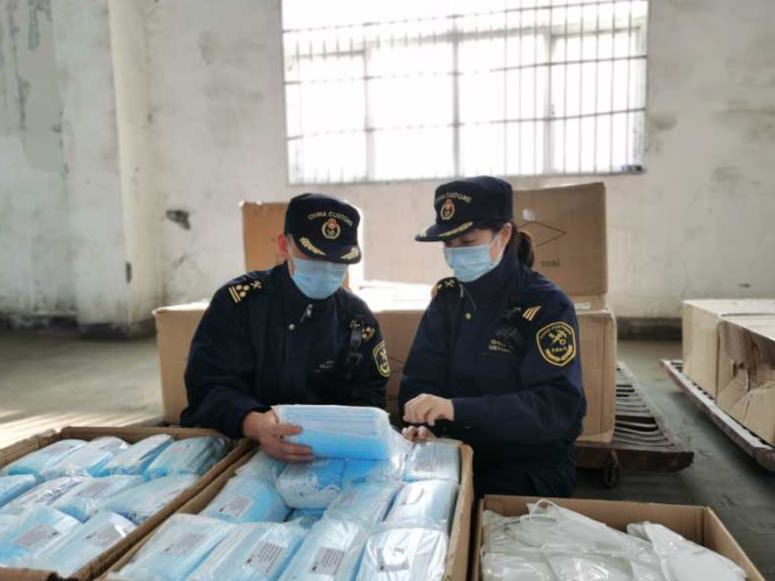 温州海关事情职员检验不实申报防疫物资现场。 本文图片 海关供图