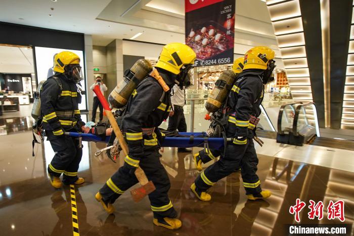 图为武汉消防等多部门团结开展大型贸易综合体火警应急处理演练。何汉求 摄