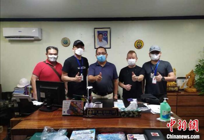 志愿者为移民局送防护用品。 受访者供图 摄