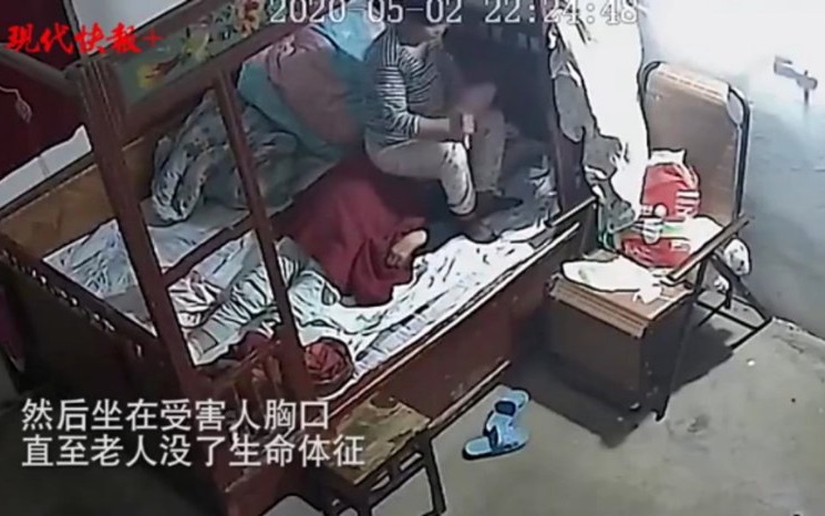 监控显示保姆坐在受害老人胸口。 来源：现代快报视频截图