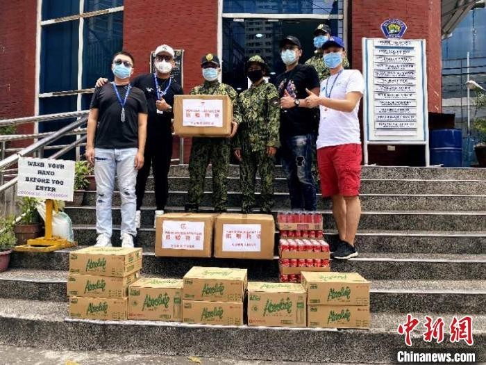 志愿者为警察局送去口罩等防护用品。 受访者供图 摄