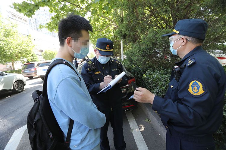  执法人员在给一名乘客做笔录。