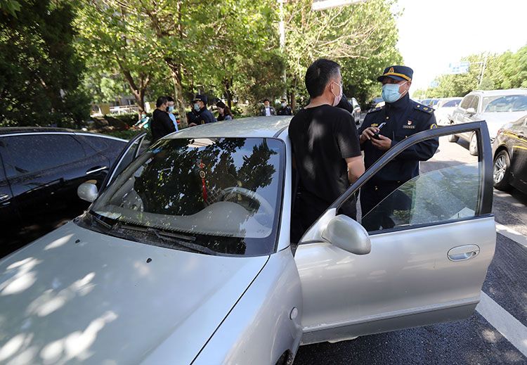  “黑车”司机被执法人员控制。
