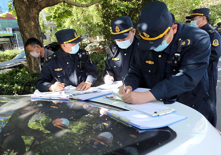 执法人员现场整理乘客问询笔录。