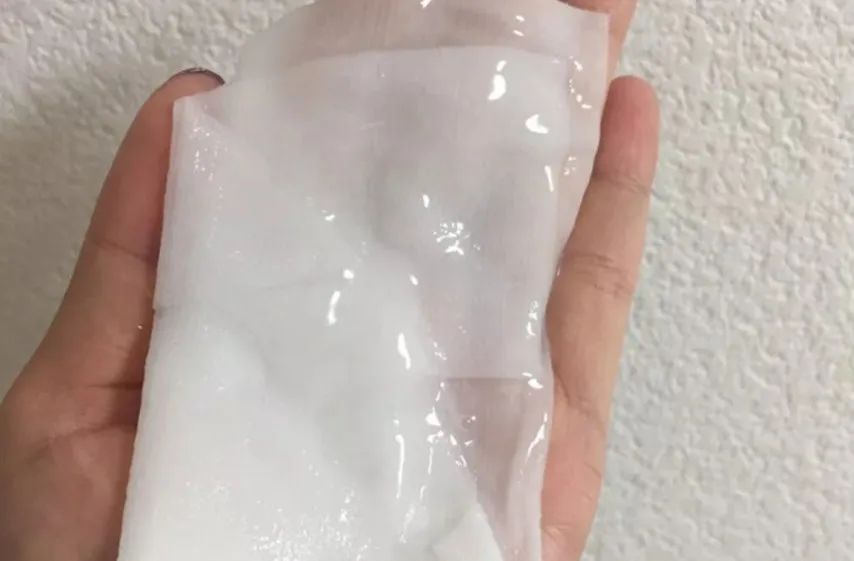精华液很多,这款大概敷个10分钟就可,属于快速补水型,价格还很便宜
