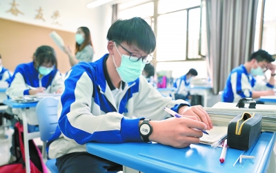 昨天一早，丰台二中高三年级的学生们已经戴上了测温手环，投入到了久违的课堂生活。本报记者刘平摄