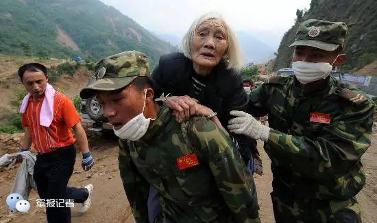 ▲兵士用4个小时将86岁老人背出山外。