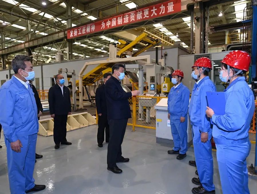 5月12日,习近平在太钢不锈钢周详带钢有限公司调研(图源:新华社)