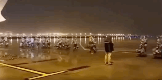 ▲本年除夕夜,下着雨的上海,第二军医大学150名流民解放军医护职员离别家人,从虹桥机场乘军机赴武汉介入防疫救济义务。