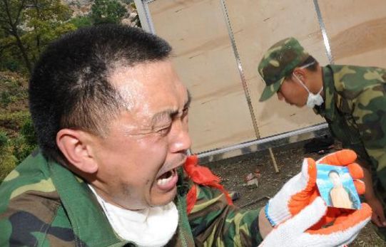 ▲2008年5月15日,在北川县城介入救济的解放军官兵发明儿童的照片,不由得痛哭。