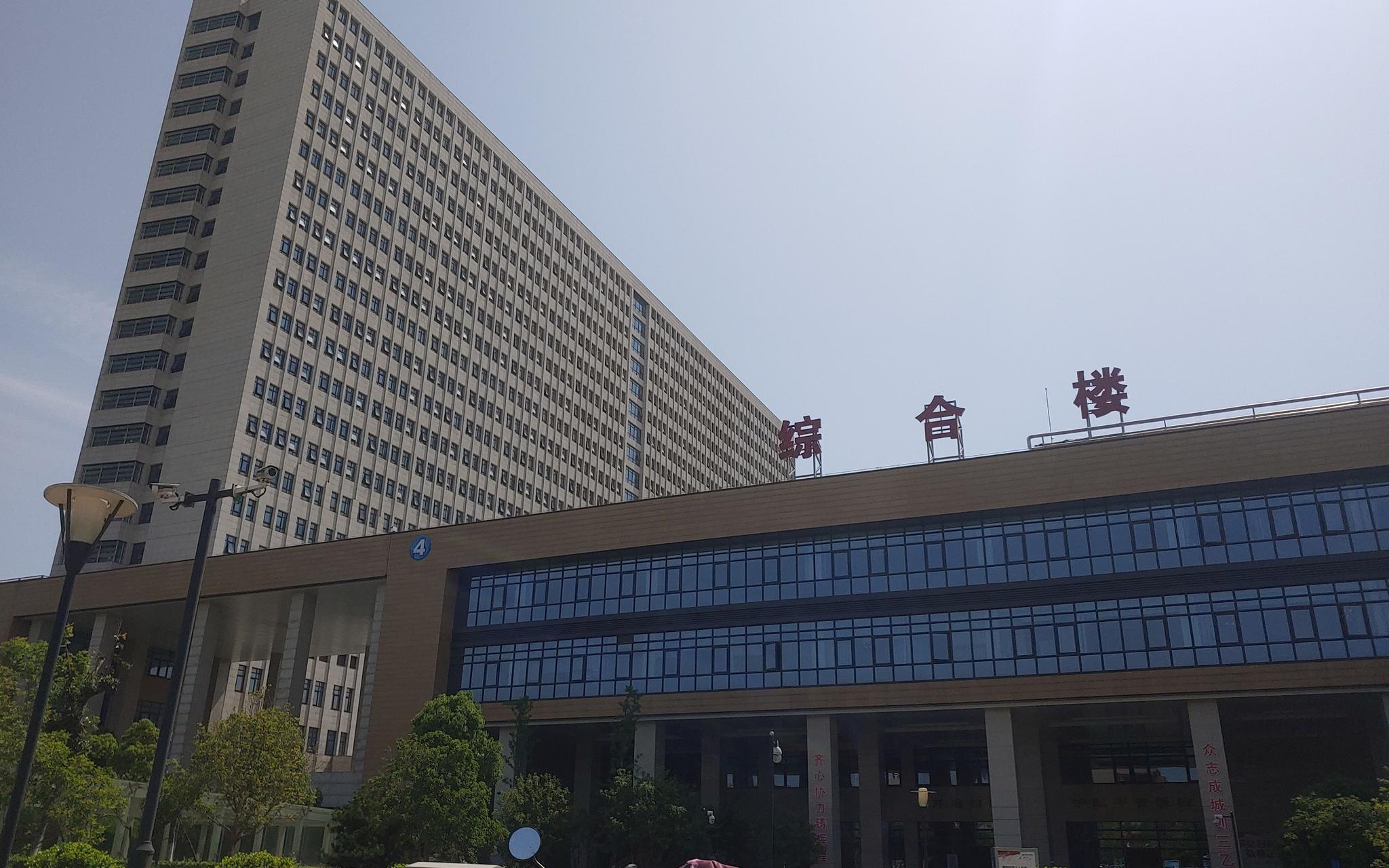  5月13日，溧阳市中心医院住院楼外景。新京报记者 海阳 摄