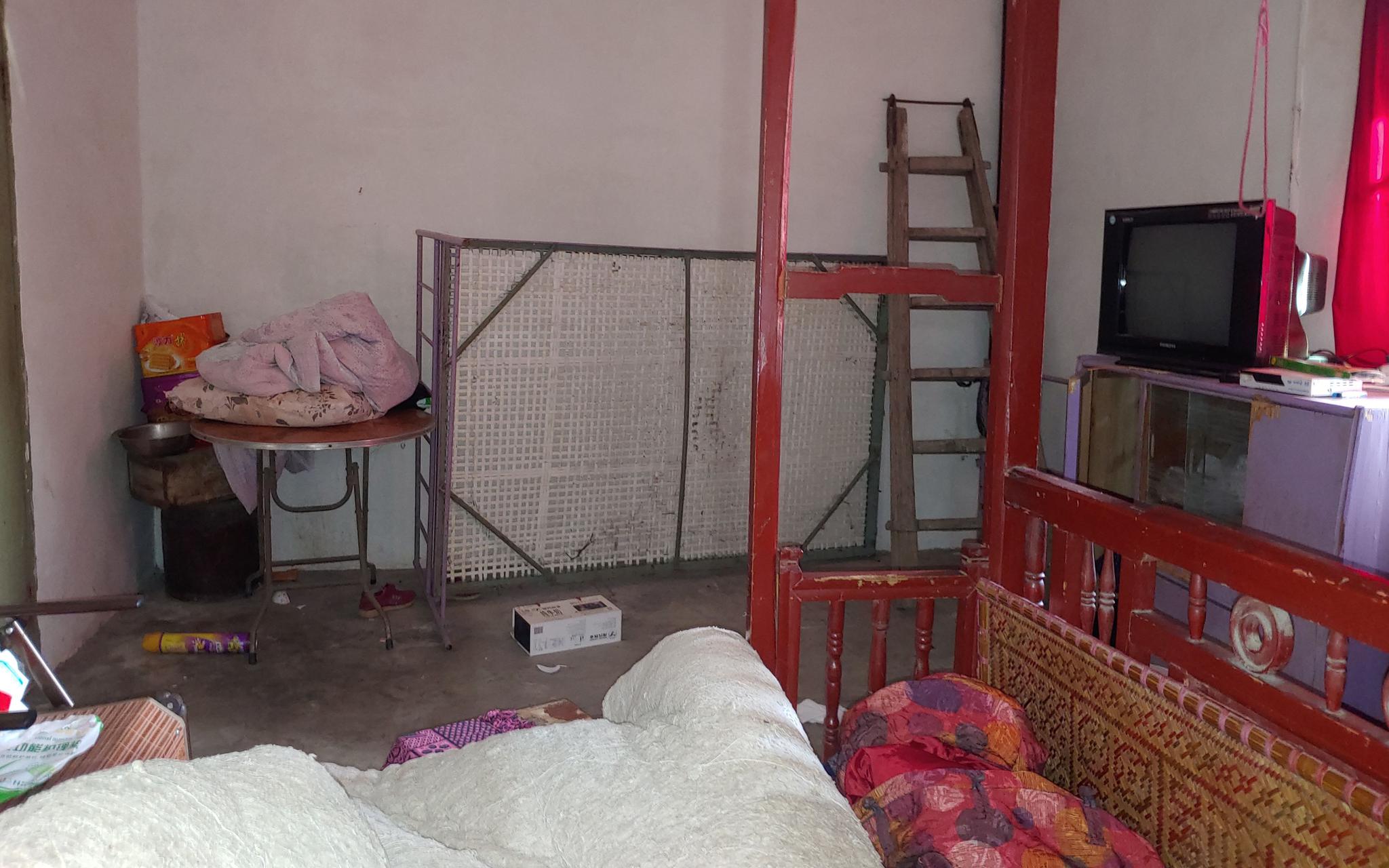 5月12日，老人生前居住的床榻。一旁保姆睡的铁架床已被竖起。新京报记者 海阳 摄