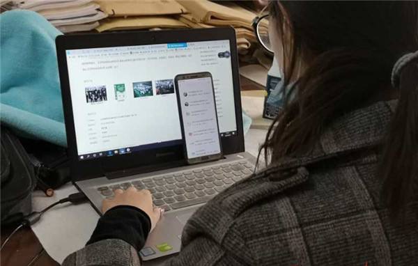 西北民族大学举办2020届毕业生春季线上双选会,一位毕业生正在浏览相关信息。 图片来源 中国甘肃网