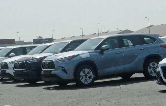 丰田新汉兰达到港实拍！尺寸增加，但第二排这个位置有点失望