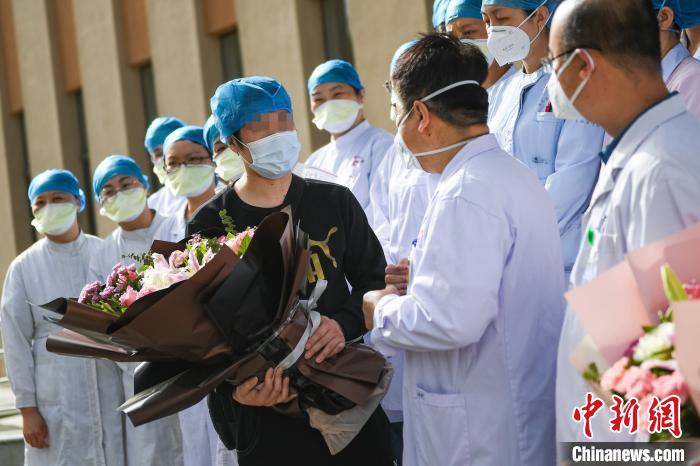 林先生向医护人员表示感谢。 武俊杰 摄