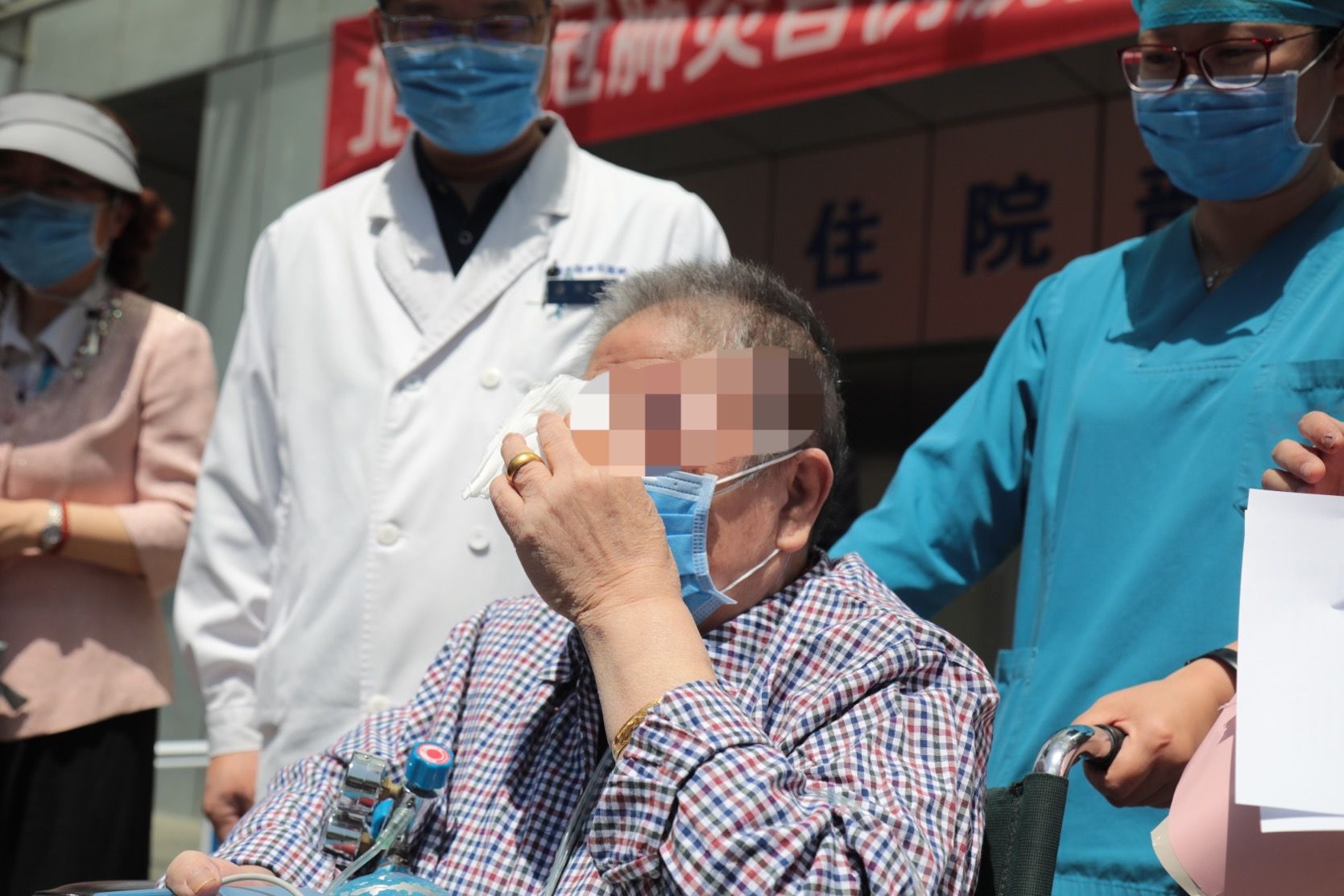 79岁的新冠肺炎危重症患者马奶奶讲述自己在地坛医院98天的治疗经历。摄影/新京报记者 王嘉宁
