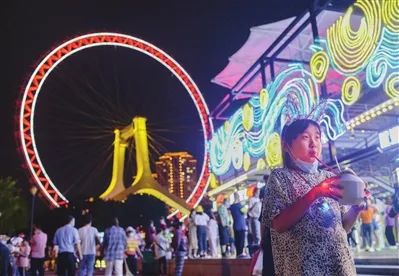 “摩天轮”夜市(资料图片)