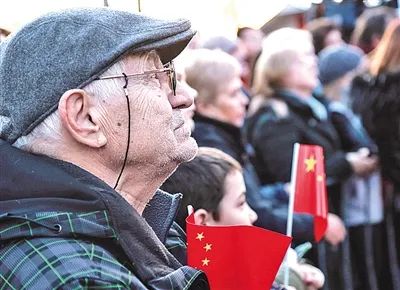 塞尔维亚当地民众在一场主题为“塞尔维亚人民永远和中国兄弟在一起”的音乐会上,手持中国国旗表示对中国的支持。(图/新华社)