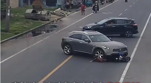 大意女司机两次碾压电动车主：不看后视镜误把油门当刹车