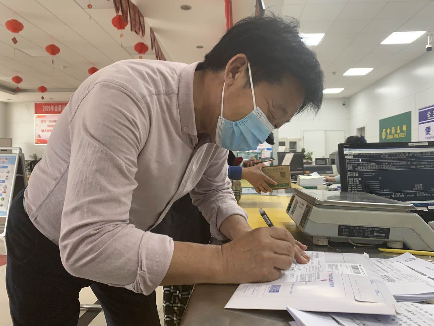 当事人邮寄材料。新京报记者 雷燕超 摄