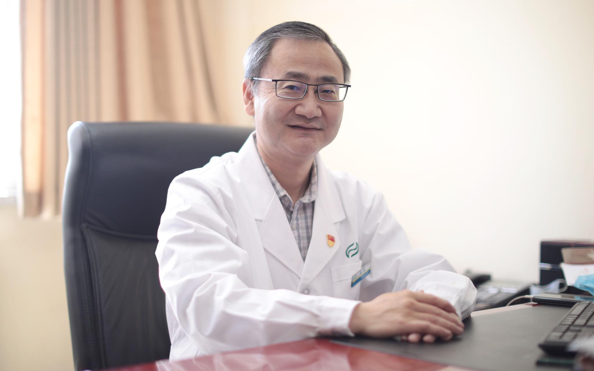 援鄂返京后,吴浩回到北京市丰台区方庄社区卫生服务中心,又开始了忙碌的工作。新京报记者 王嘉宁 摄
