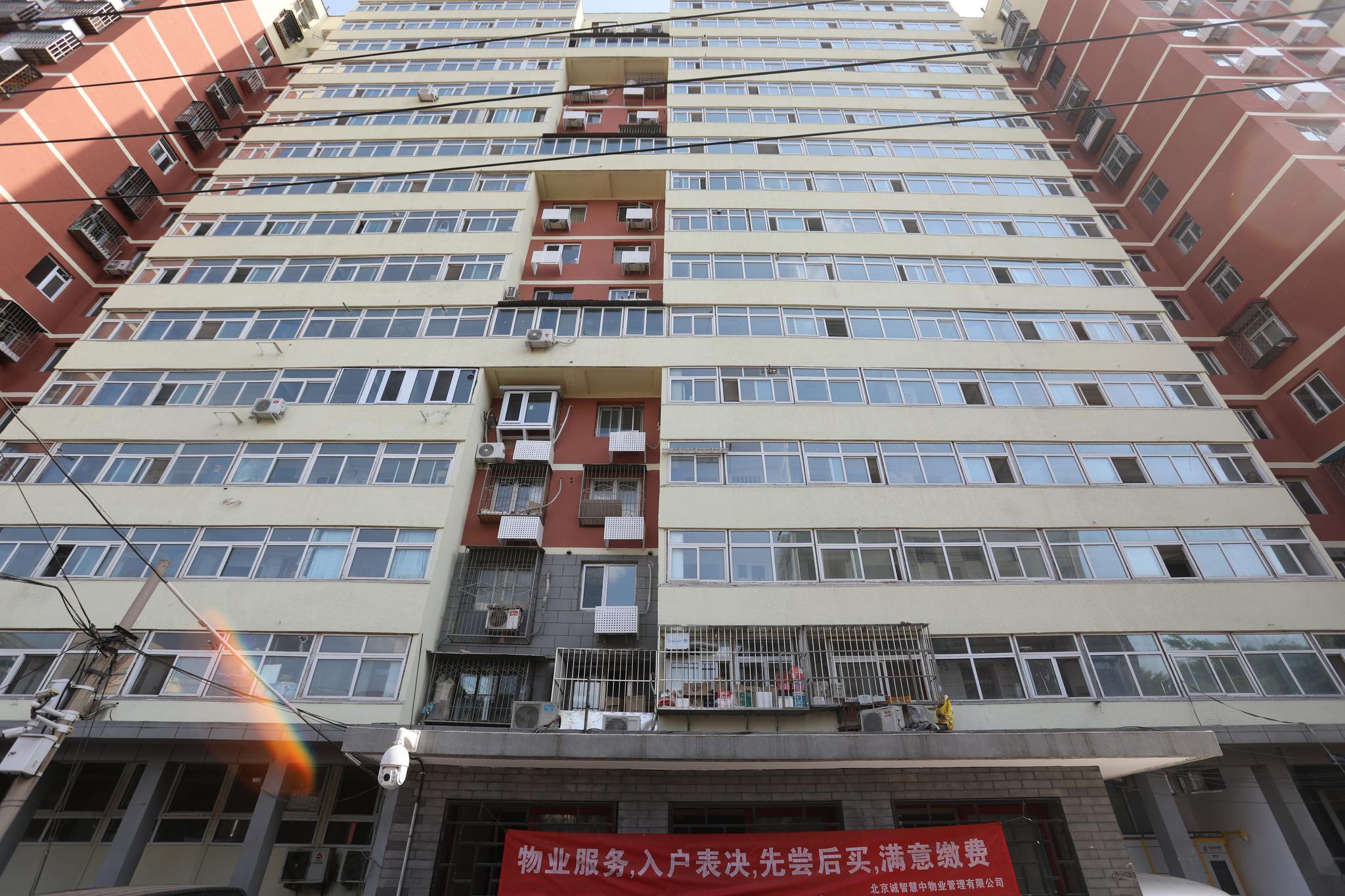 西城区盆儿胡同62号院改造进入尾声,楼房外立面已全部进行翻新。摄影/新京报记者 王嘉宁