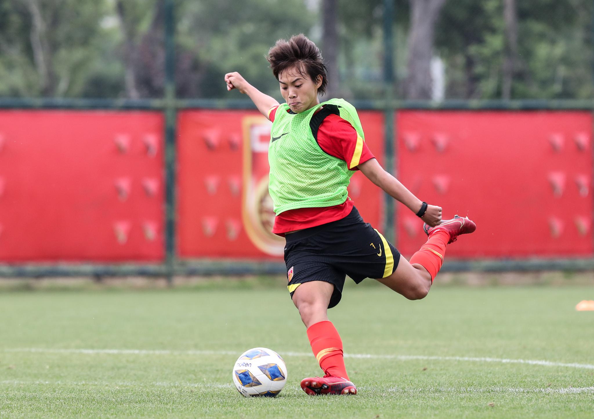 足球丨中国女足举行公开训练课