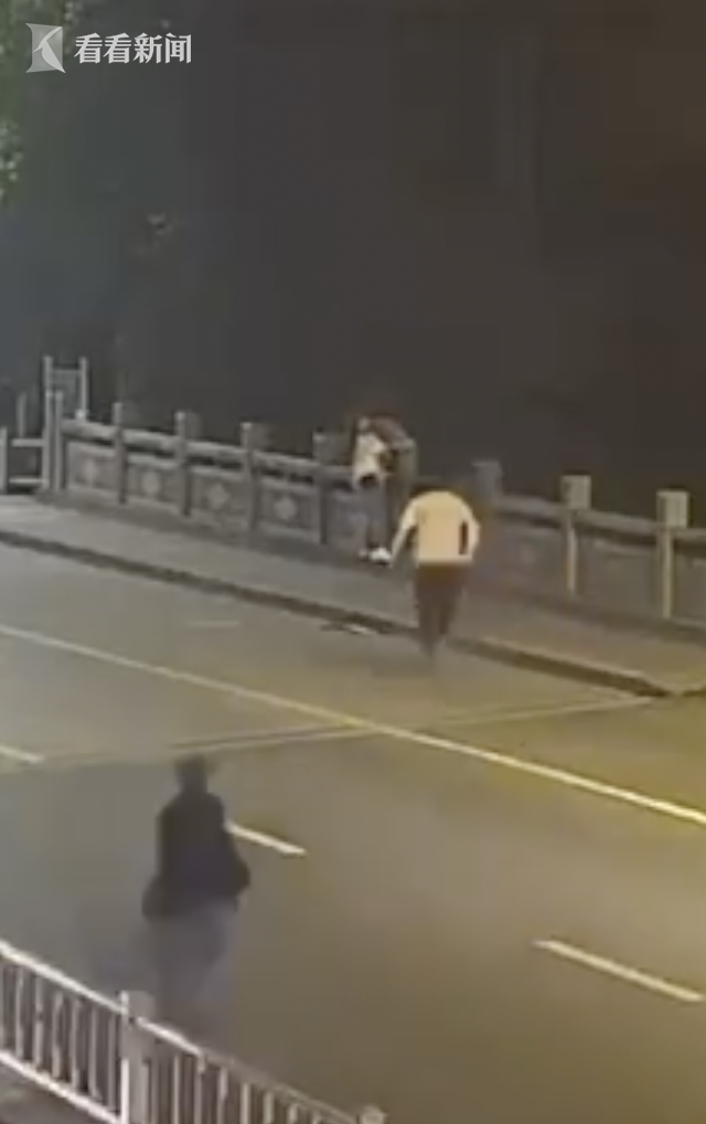 男子5次跨上桥栏要跳河 过路司机一个动作燃爆了