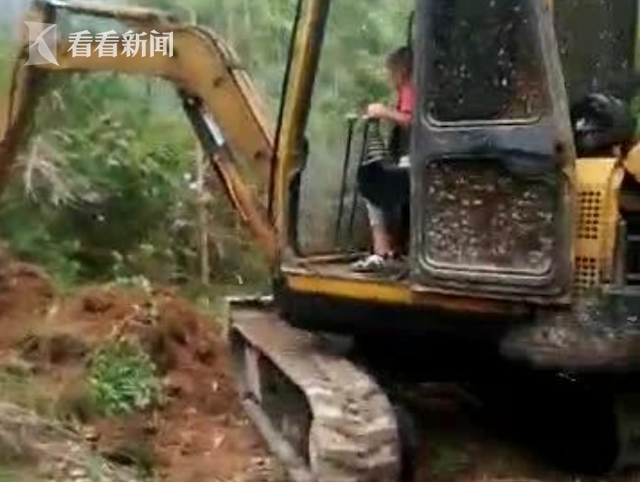 7岁男童偷开挖掘机 民警：未上路驾驶不违法