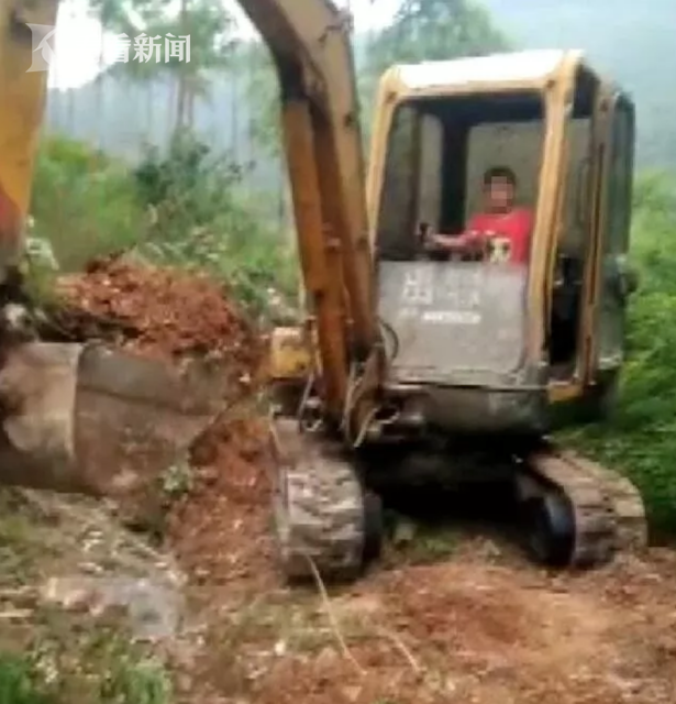 7岁男童偷开挖掘机 民警：未上路驾驶不违法