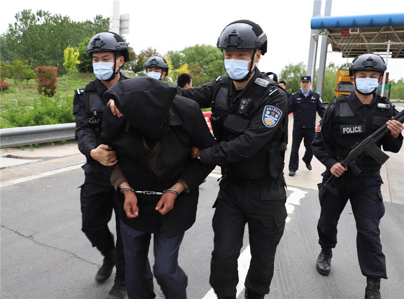 连云港赣榆侦破32年前命案积案 现年64岁的犯罪嫌疑人高某春被押解回