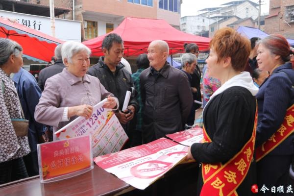 共兴镇:公开大接访 化民怨解民忧