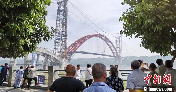 当地民众对大桥充满期待,纷纷前来围观。 刘忠俊 摄