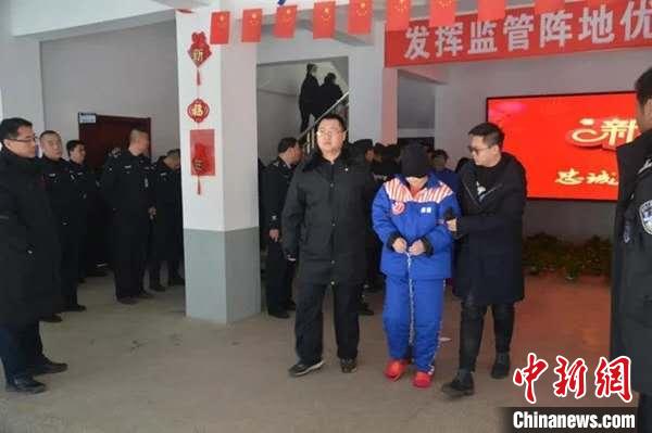 图为犯法怀疑人被抓获。警方供图