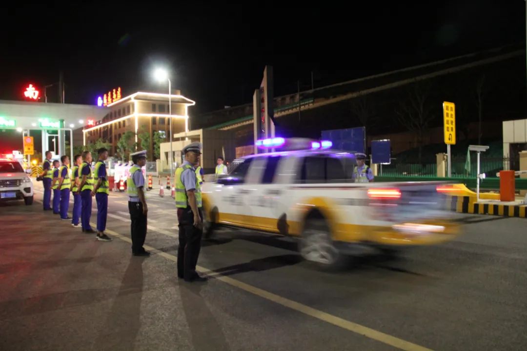 巧家地震发生后各方救援力量“挺”进灾区 巧家政法部门第一时间参与救灾工作休闲区蓝鸢梦想 - Www.slyday.coM 巧家地震发生后各方救援力量“挺”进灾区 巧家政法部门第一时间参与救灾工作休闲区蓝鸢梦想 - Www.slyday.coM