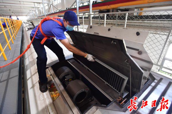 5月18日,地铁野芷湖车辆段7号线检修车间,工作人员安装清洗、消毒后的空调混合风滤网。记者李永刚 摄