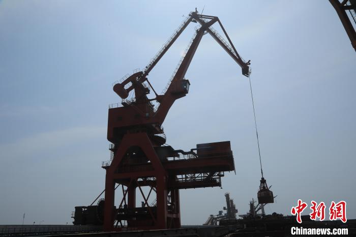 2019年6月5日,首艘进口大豆船靠泊,载5万余吨巴西进口大豆。图为带斗门机从货船上卸粮食作业。 沈殿成 摄