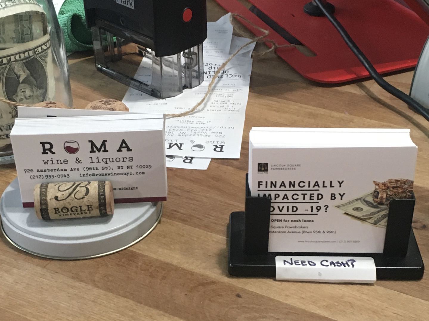 一家红酒店的收银台上放着一家私人借贷公司的名片(右)