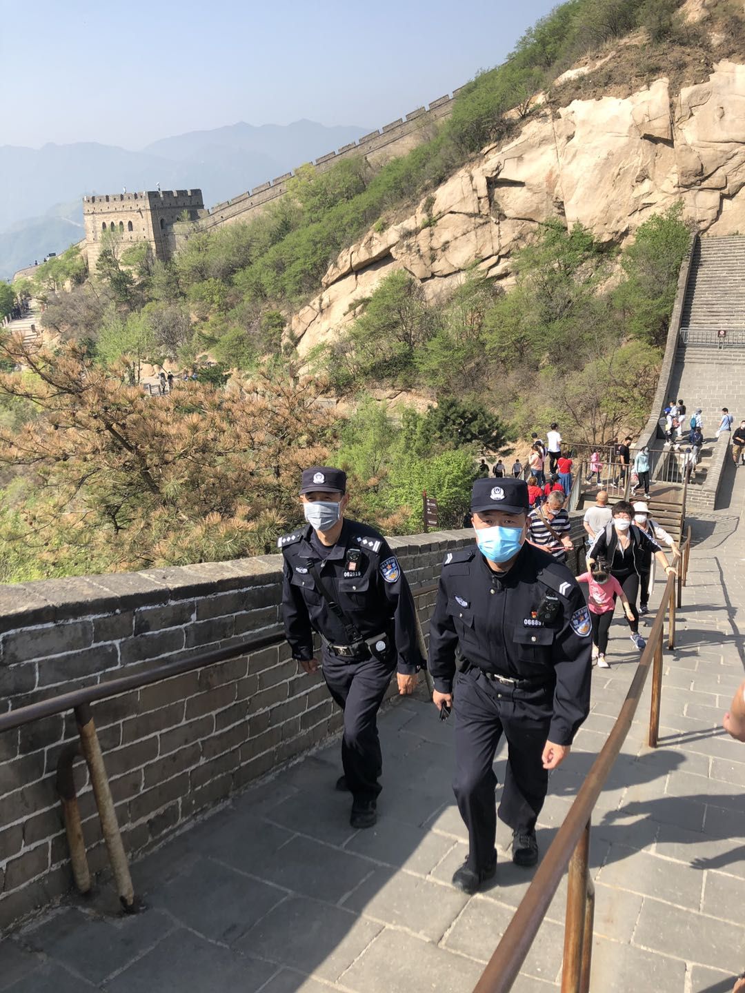 民警在长城上视察。 警方供图