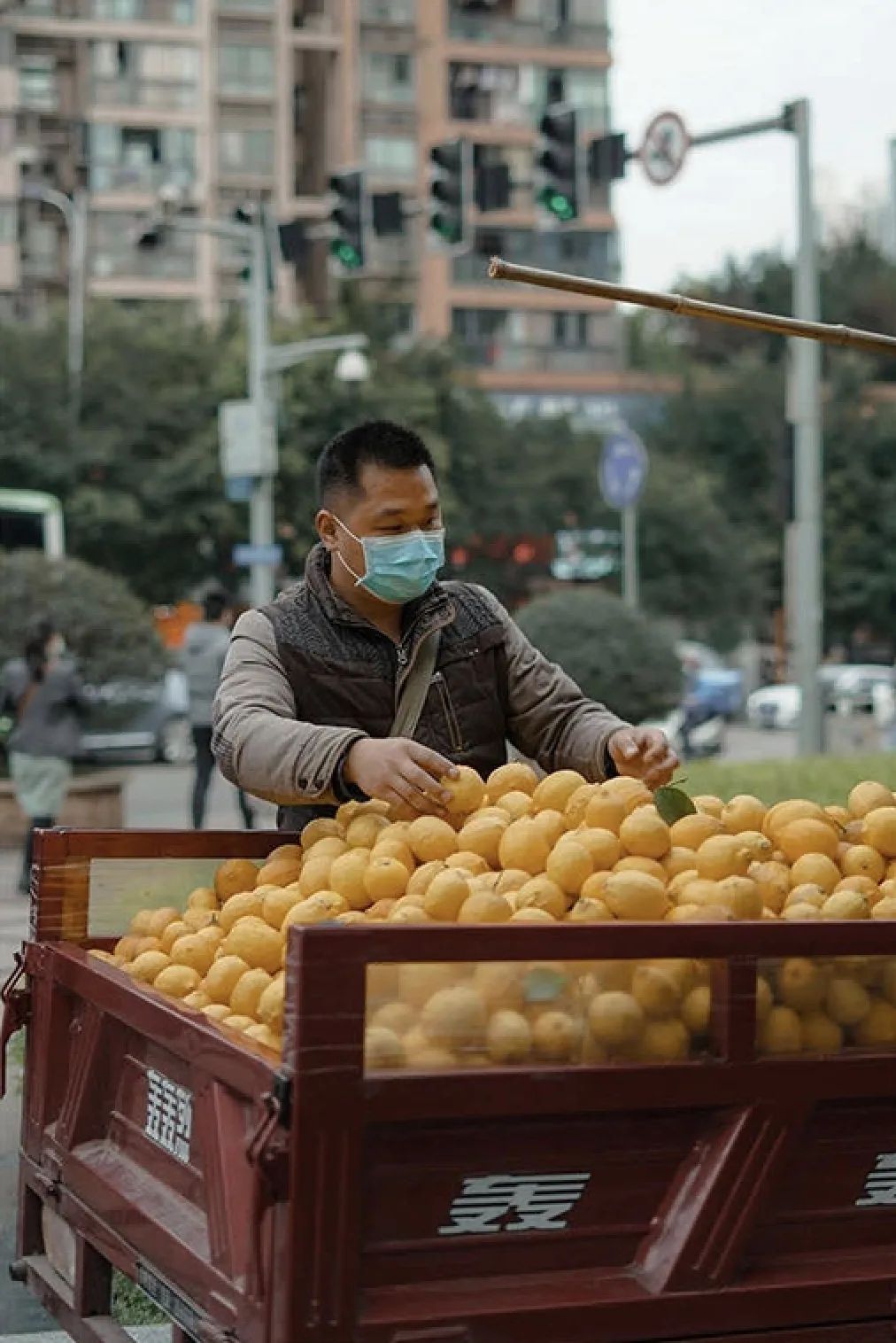 回归的生活气息流动商贩和棒棒的吆喝声中马路边,空地上本组图:王奉琳