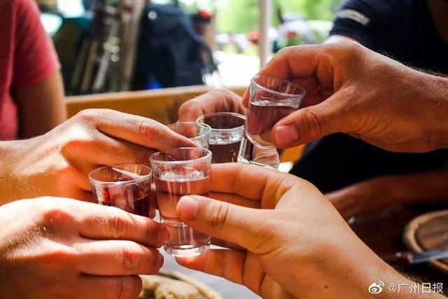 男子"组局"喝酒后身亡,"酒友"成被告,法院这样判