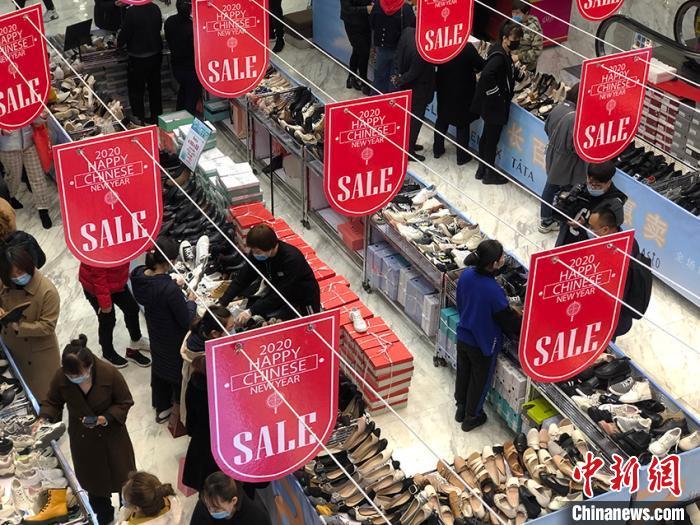 资料图:商场减价促销,吸引众多市民选购 郭佳 摄
