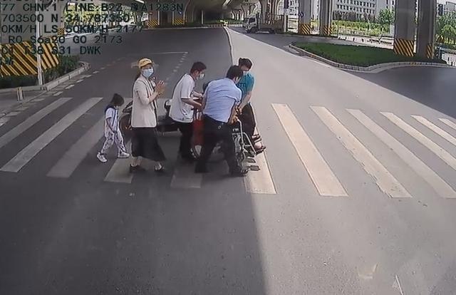 祖孙三代马路中间被困获帮助,4岁女童学妈妈鞠躬致谢
