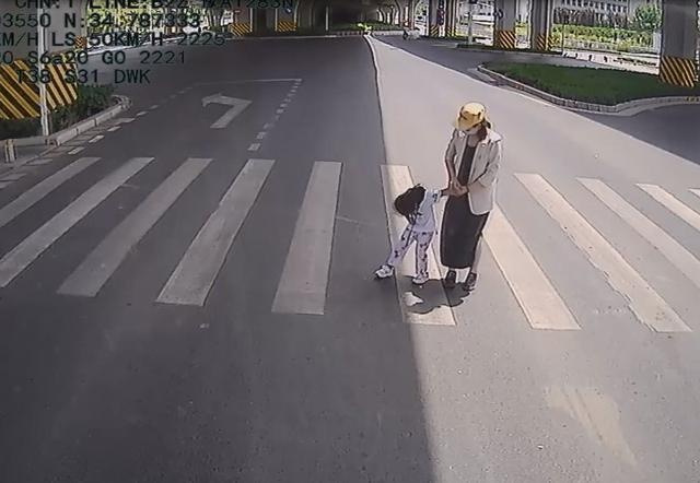 祖孙三代马路中间被困获帮助,4岁女童学妈妈鞠躬致谢